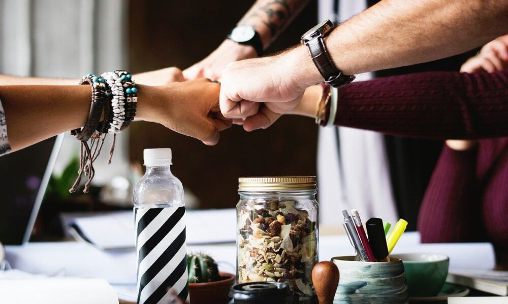 Почему умные женщины редко имеют много друзей: психологическое объяснение