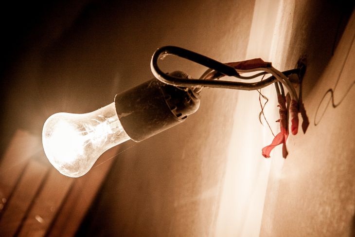 Почему лампочка продолжает светиться, даже когда выключена: разбираемся в домашних загадках