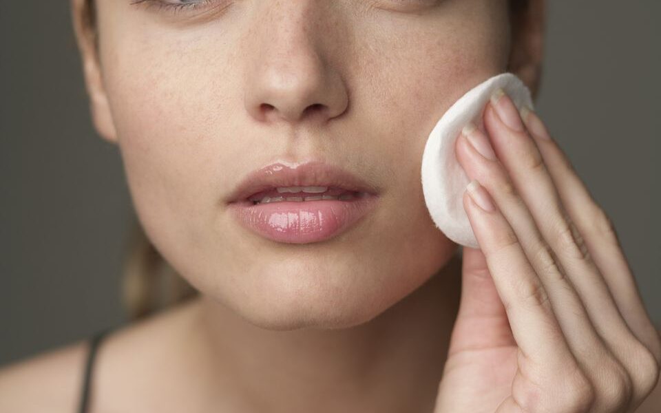 Эффективное снятие макияжа: простые секреты для идеальной кожи каждый день