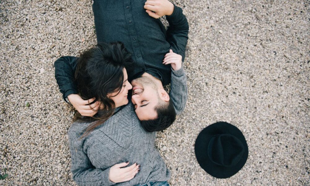 Почему влюбленные мужчины ведут себя глупо: психология поведения