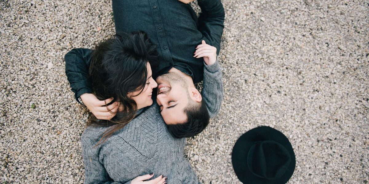 Почему влюбленные мужчины ведут себя глупо: психология поведения