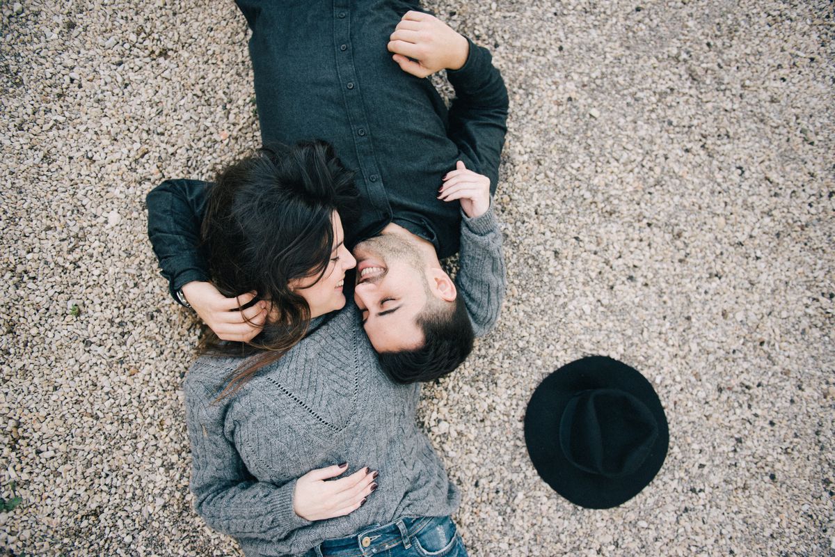 Почему влюбленные мужчины ведут себя глупо: психология поведения