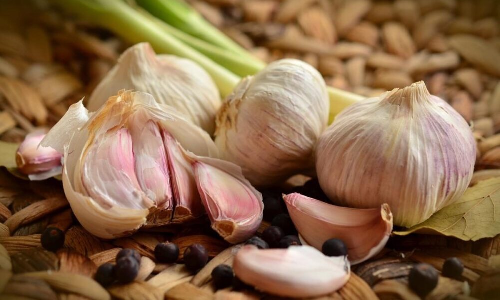 Лайфхаки для кухни: как быстро почистить чеснок и сэкономить время