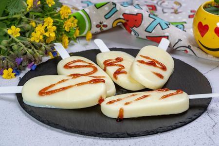 Домашнее мороженое: Легкий рецепт ванильного десерта со сгущенкой без сливок