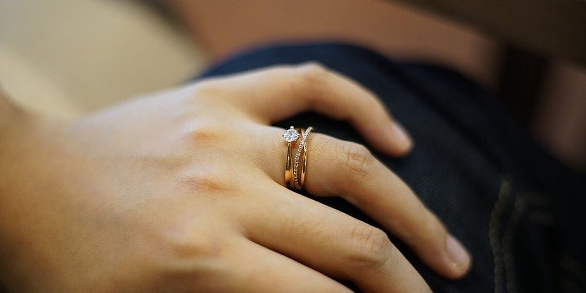 Почему золото оставляет темные следы на коже: причины и решения