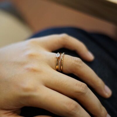 Почему золото оставляет темные следы на коже: причины и решения