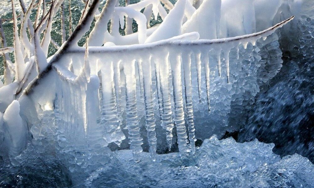 Дача после ледяного дождя: что проверить хозяйке