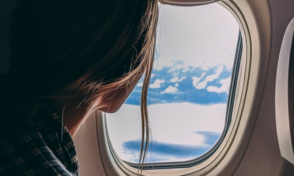 Секреты красоты: почему макияж перед полетом может испортить ваш образ