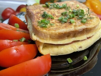 Быстрый завтрак: Омлет с колбасой и сыром на бутерброде