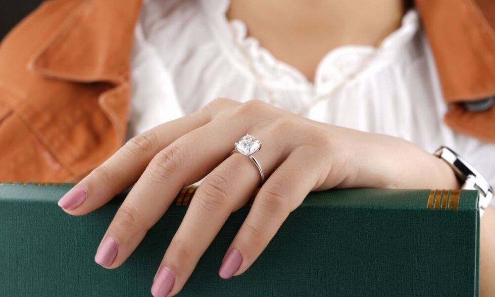 Как выбрать кольцо, чтобы руки выглядели изящно и женственно: советы от звезд