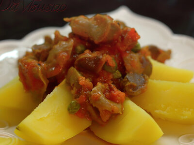 Сытный гуляш из куриных желудочков: простой рецепт для всей семьи