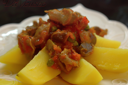 Сытный гуляш из куриных желудочков: простой рецепт для всей семьи