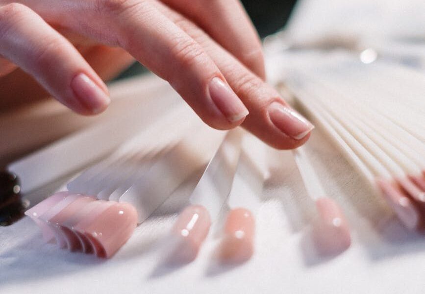 Как снять гель-лак дома: 4 проверенных способа для идеального маникюра