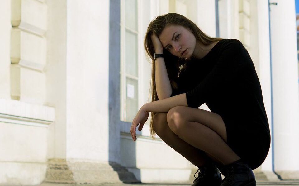 Скрытые удары: 7 фраз, разрушающих самооценку, и как их распознать