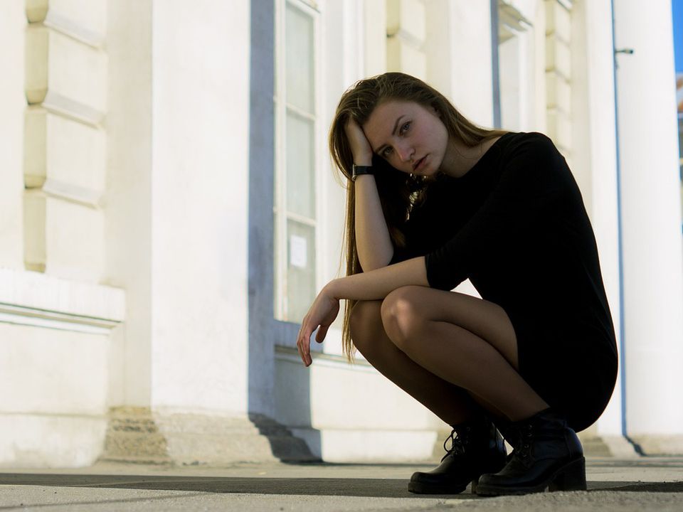 Скрытые удары: 7 фраз, разрушающих самооценку, и как их распознать