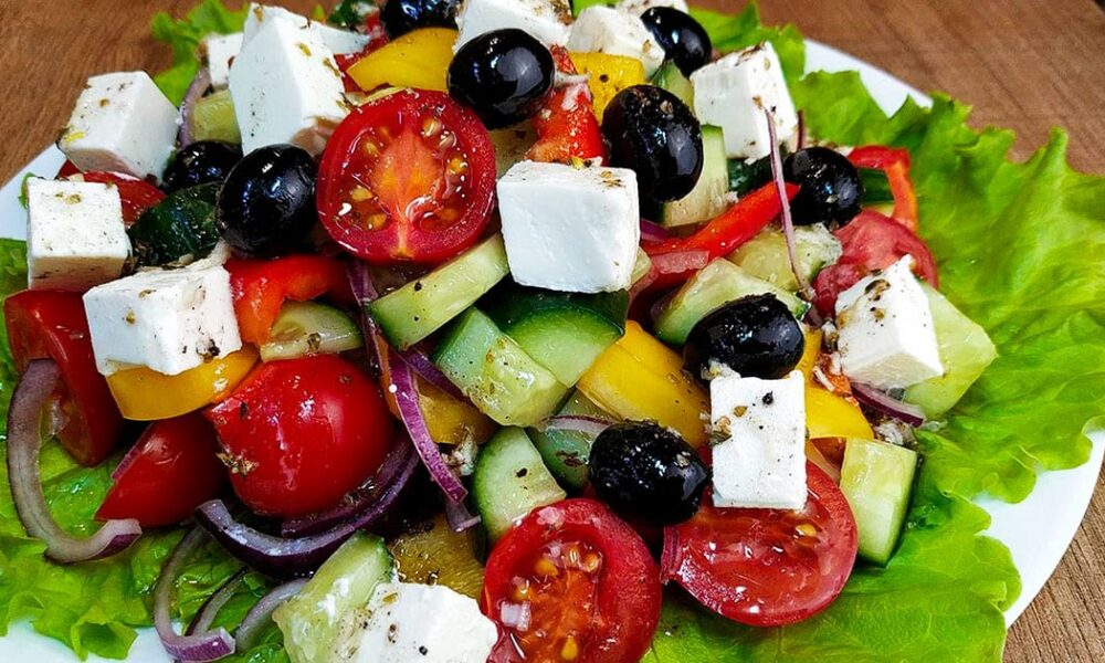 Идеальный Греческий салат: секрет вкуснейшей заправки и почему он исчезает первым со стола
