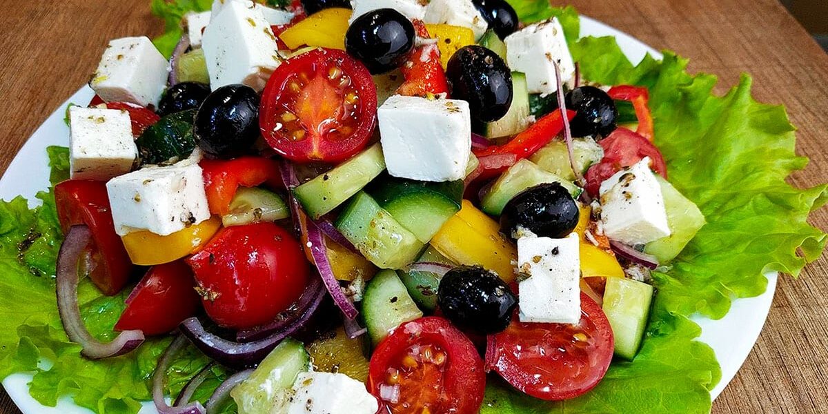 Идеальный Греческий салат: секрет вкуснейшей заправки и почему он исчезает первым со стола