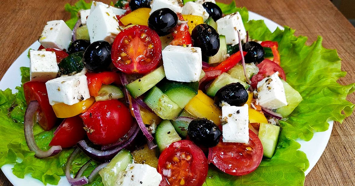 Идеальный Греческий салат: секрет вкуснейшей заправки и почему он исчезает первым со стола