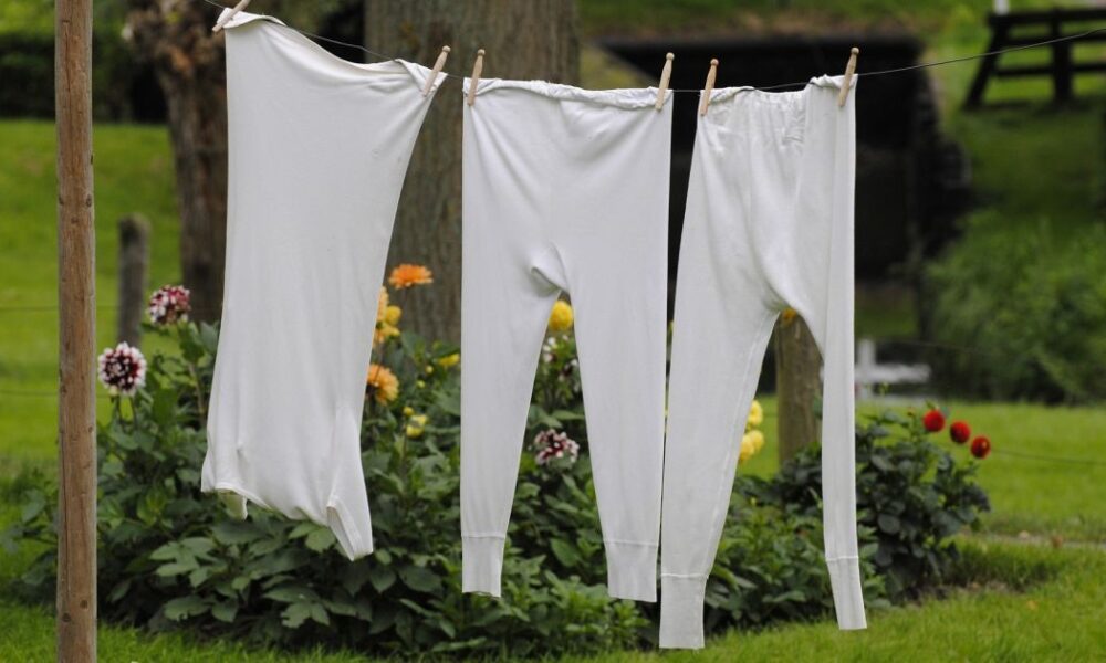 Лайфхак для стирки: зачем класть белую одежду в пакет