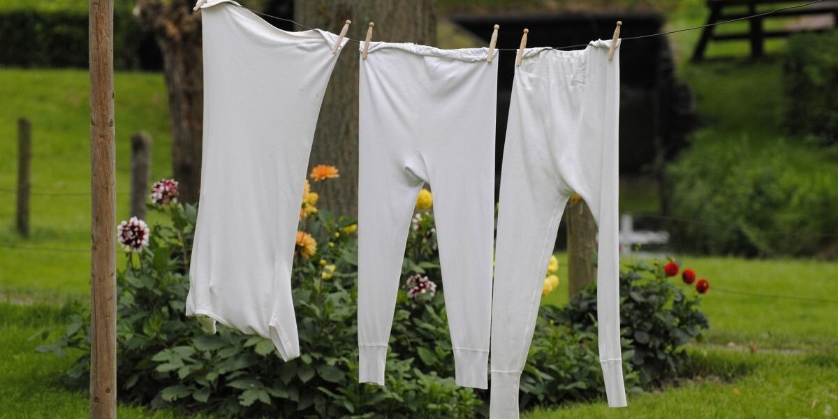 Лайфхак для стирки: зачем класть белую одежду в пакет