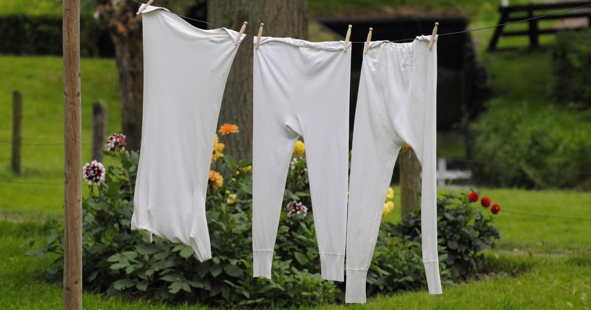 Лайфхак для стирки: зачем класть белую одежду в пакет