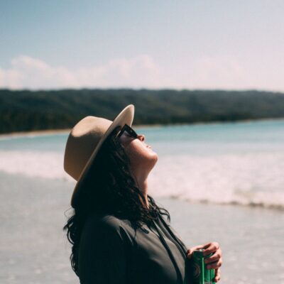 Звездные секреты: как уберечь волосы от солнца летом