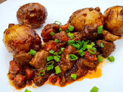 Сытная тушеная свинина с овощами: простой рецепт для костра