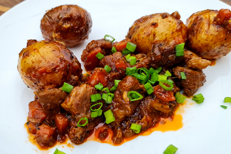 Сытная тушеная свинина с овощами: простой рецепт для костра