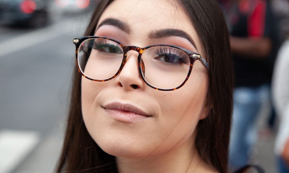 Секреты макияжа глаз для очкариков: как подчеркнуть красоту взгляда