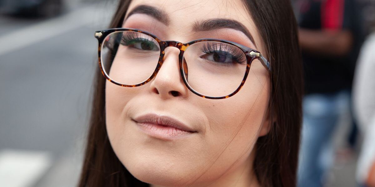 Секреты макияжа глаз для очкариков: как подчеркнуть красоту взгляда