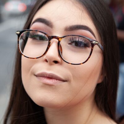 Секреты макияжа глаз для очкариков: как подчеркнуть красоту взгляда