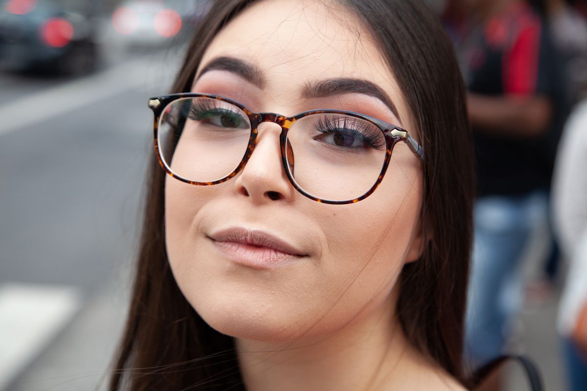 Секреты макияжа глаз для очкариков: как подчеркнуть красоту взгляда