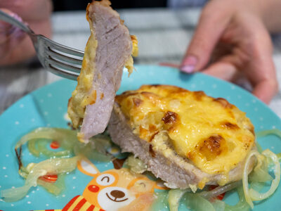 Ананас, сыр и мясо: вкусное блюдо для всей семьи в духовке