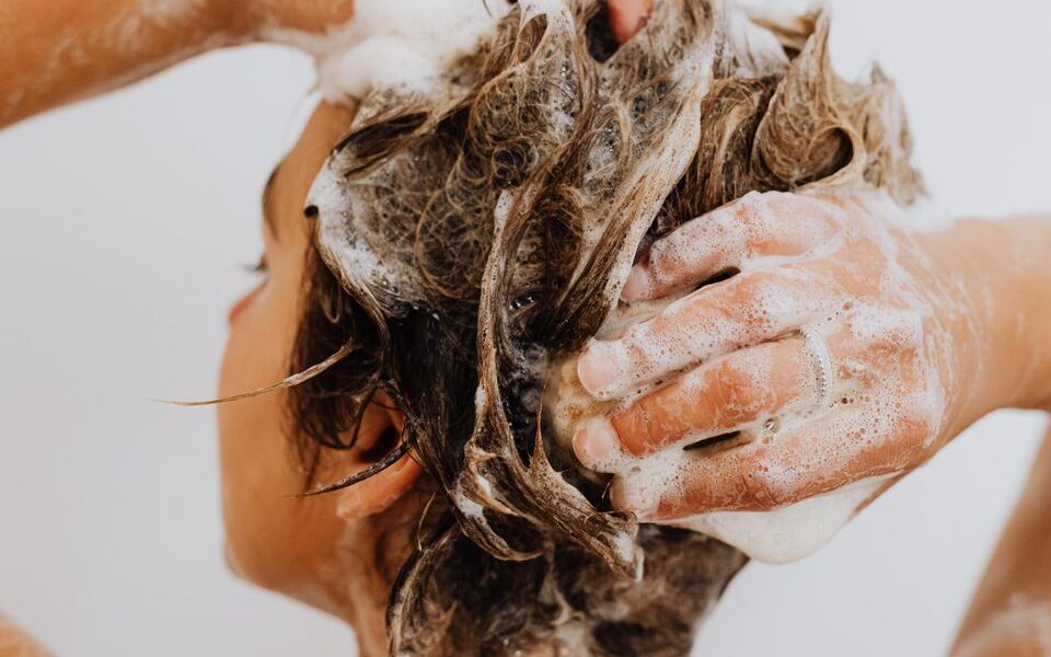 Какая привычка в душе вызывает прыщи: секреты звездной кожи