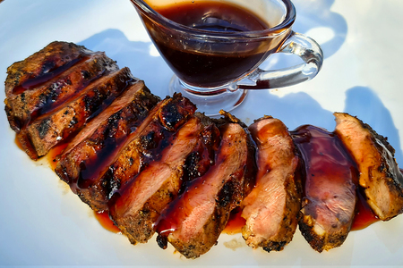 Нежные утиные грудки на гриле: секреты приготовления и идеальный соус