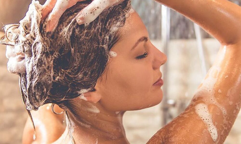 Уход за волосами: нужно ли мыть голову перед окрашиванием