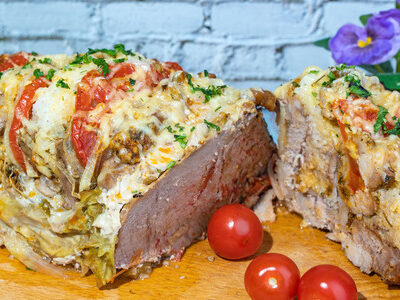 Нежное мясо в капустных листьях: простой рецепт запеканки в духовке