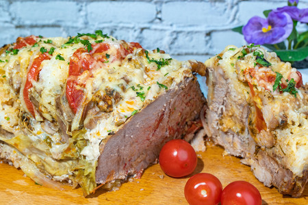 Нежное мясо в капустных листьях: простой рецепт запеканки в духовке