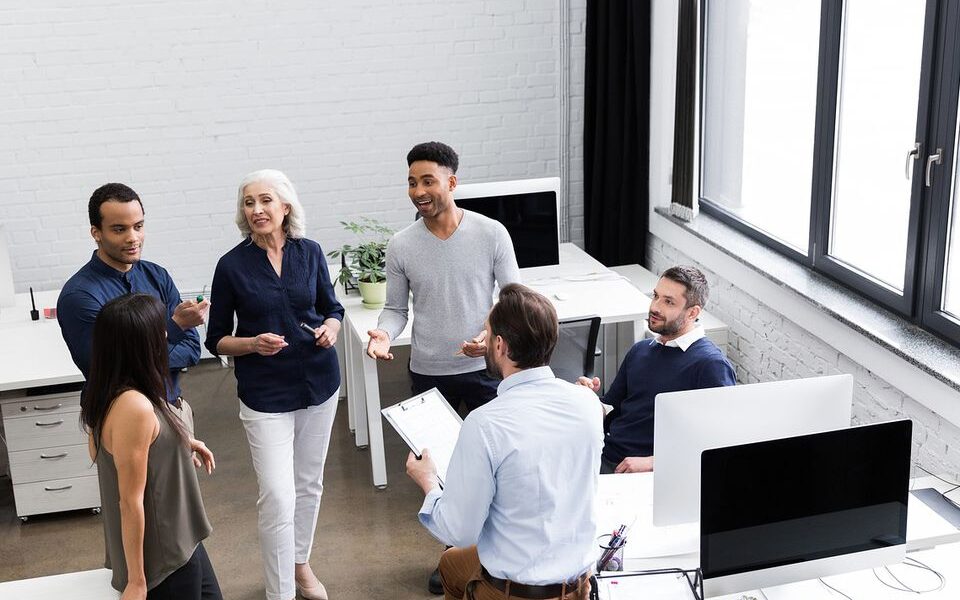 Как понять, что вы нравитесь мужчине: 6 невербальных сигналов, которые вас выдадут