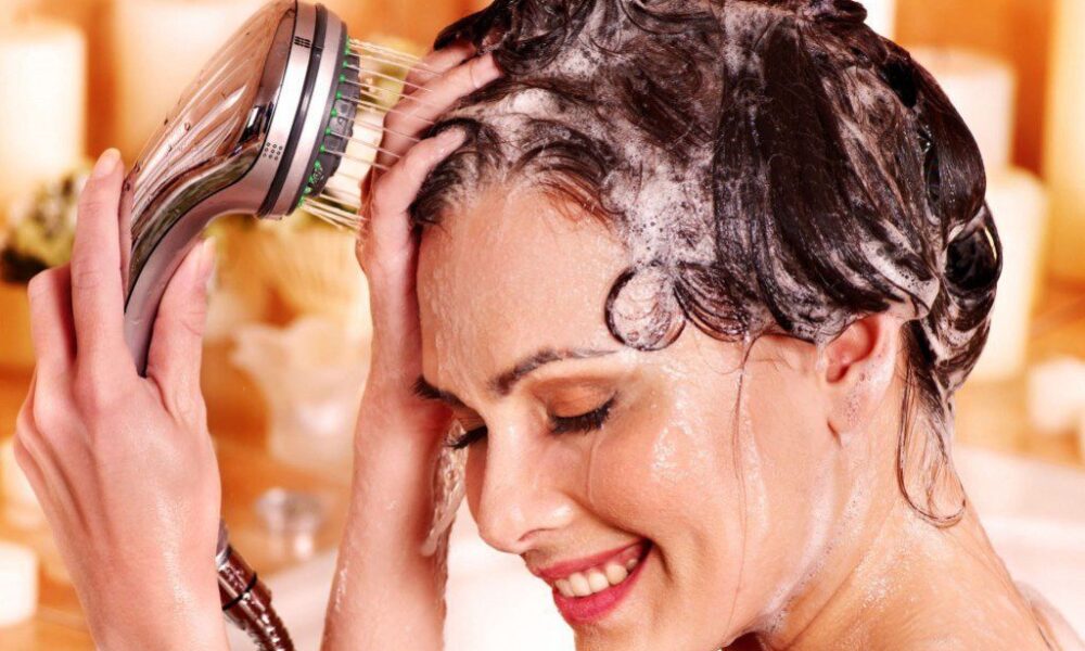 Секреты идеальных волос: 7 правил мытья головы от звезд