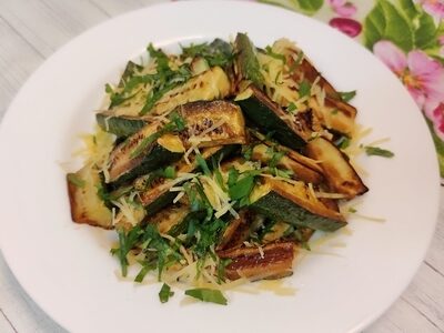 Быстрый ужин: цукини с чесноком и сыром на сковороде – простой рецепт для всей семьи