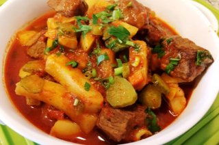 Сочное азу из говядины: простой рецепт с солеными огурцами для идеального ужина