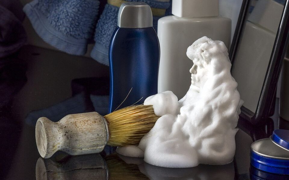 Пена для бритья: зачем женщине нужна косметика для удаления волос