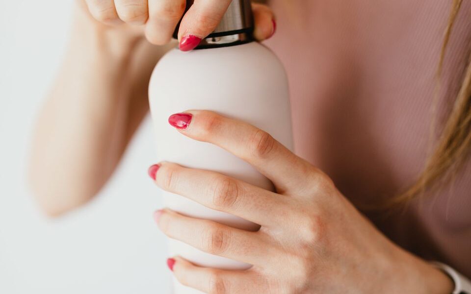 Гель для душа вместо шампуня: можно ли и какие последствия?