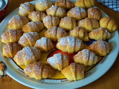 Воздушные рогалики на кефире с повидлом: простой рецепт без яиц