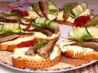 Простые и вкусные бутерброды со шпротами: лучшие рецепты для быстрого перекуса