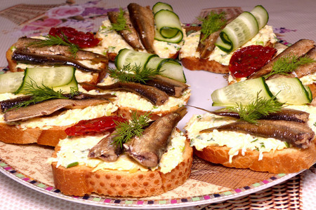 Простые и вкусные бутерброды со шпротами: лучшие рецепты для быстрого перекуса