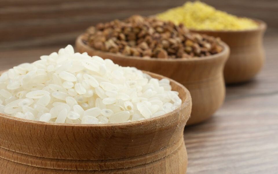 Секреты опытных хозяек: зачем хранить воду после промывки круп