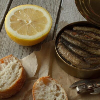 Не выливайте масло из консервов: секреты, которые пригодятся на даче и сэкономят бюджет