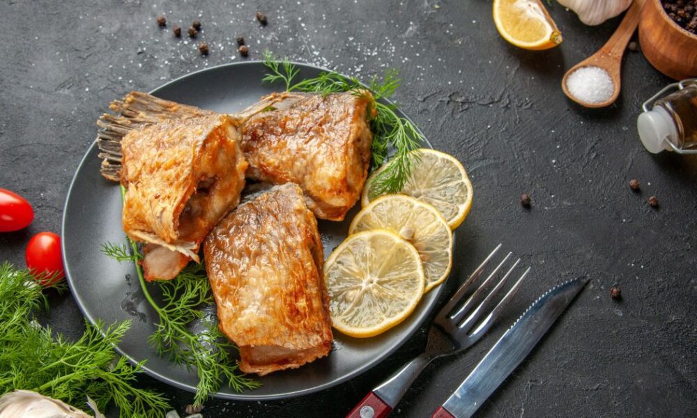 Секрет идеальной жареной рыбы: неожиданная приправа, которая преобразит вкус